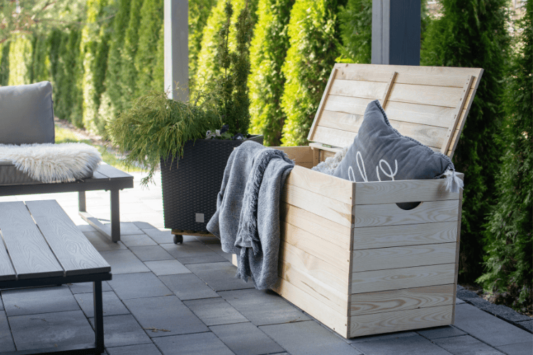 Jak przechowywać poduszki ogrodowe latem i zimą, żeby nie zajmowały miejsca i nie niszczały?